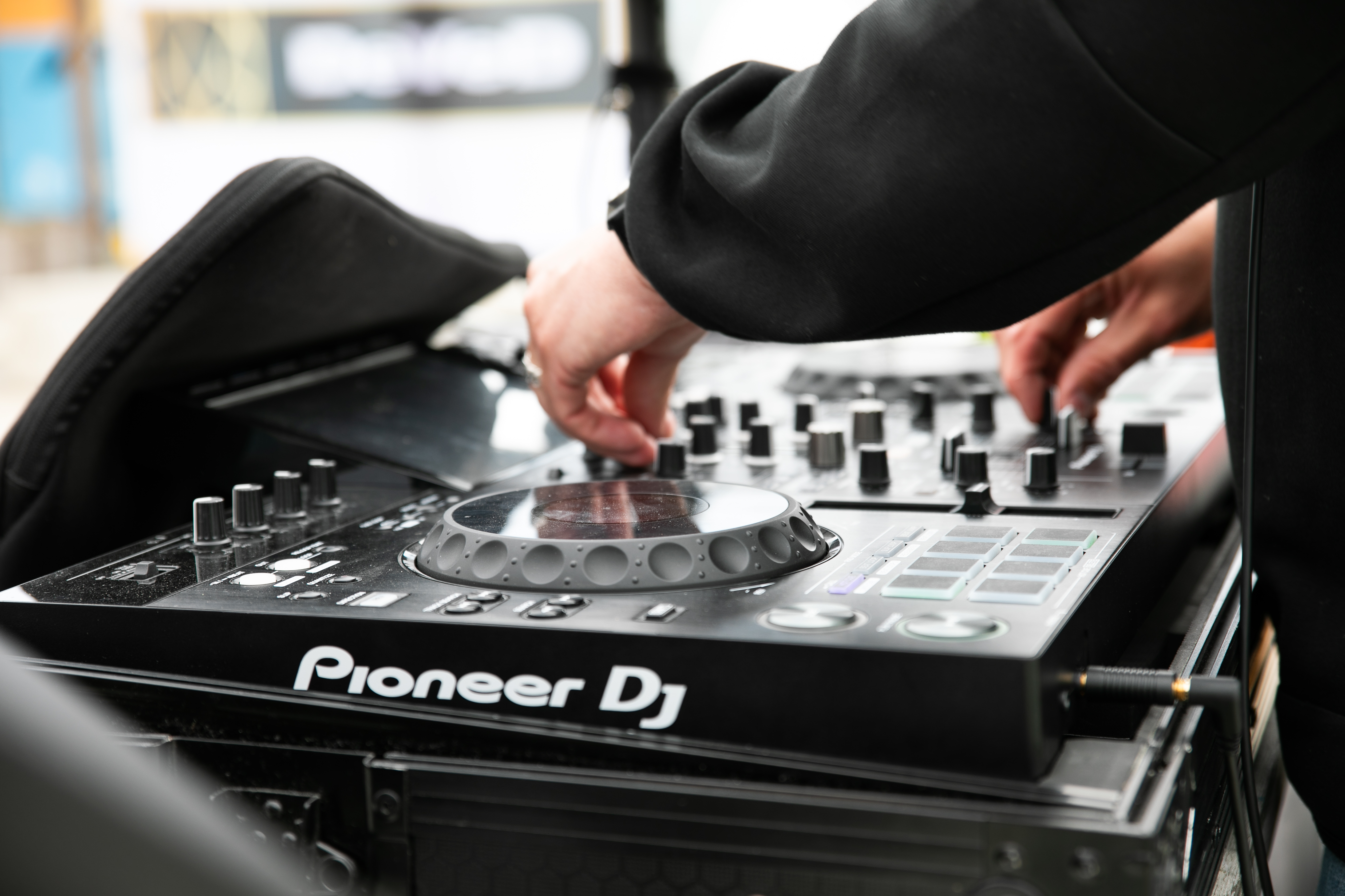 DJ BIGWAVE draait muziek live